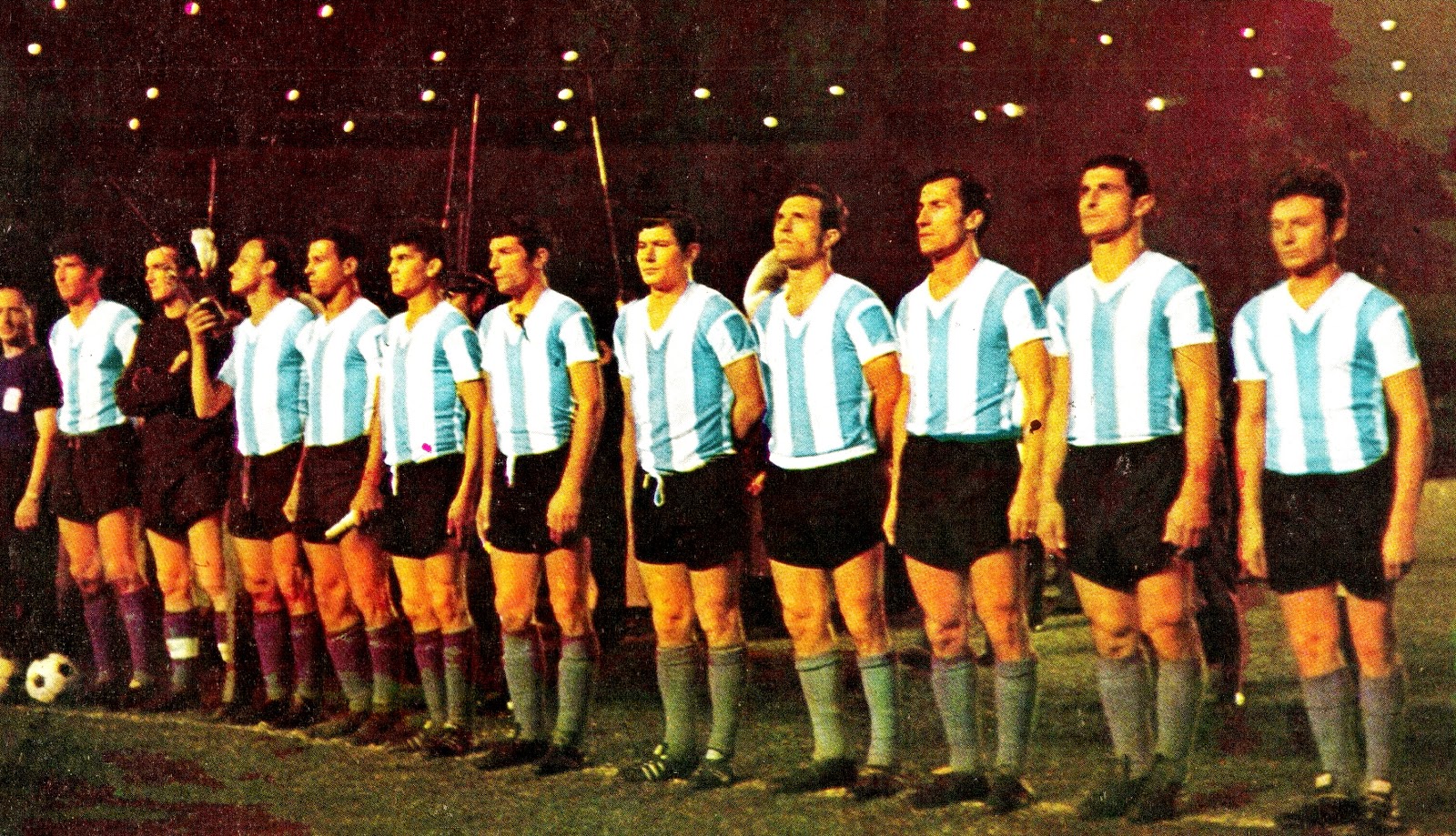 SELECCIÓN DE ARGENTINA - Temporada 1963-64 - Rattin, Amadeo Carrizo, Alfredo Hugo Rojas, Ramos Deglado, Telch, Vieitez, Prospitti, Ermindo Onega, Vidal, Carmelo Simeone y José Rendo -ARGENTIINA 1 (Rojas), INGLATERRA 0 - 6 de junio de 1964 - Copa de las Naciones -Río de Janeiro, Brasil, estadio Maracaná - Argentina se adjudica el trofeo, claro antecedente del Mundialito actual