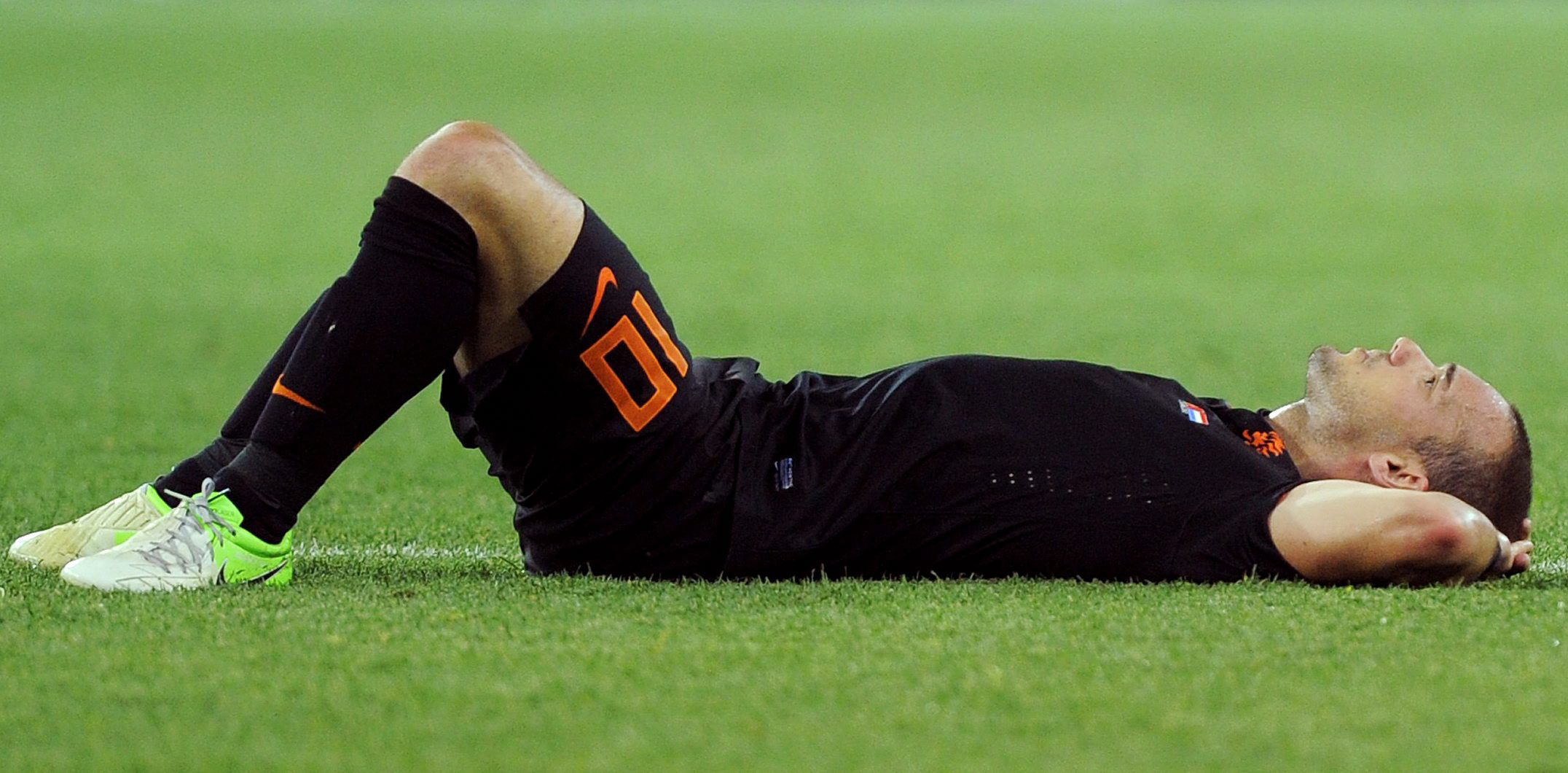El holandés Wesley Sneijder tras el partido Portugal-Holanda, del grupo B de la Eurocopa 2012, en el estadio Metalist de Kharviv (Ucrania).