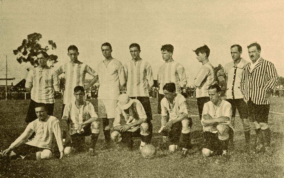 Racing, el campeón de 1915 fotografiado el día de la final. Arriba: S.Presta, A.Betular, S.Arduino, F.Olazar, A.Reyes, R.Pepe. Abajo: A.Marcovecchio, Z.Canaveri, A.Ohaco, J.Hospital, J.N.Perinetti El de saco a rayas es el árbitro Héctor Alfano, que dirigió el partido. Curiosidades del amateurismo. El árbitro se fotografiaba con los equipos.