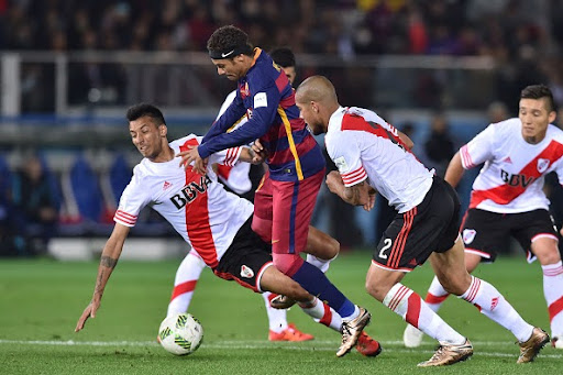 Neymar Jr. se enreda en las piernas de Leonel Vangioni, a centímetros de la pelota. Jonathan Maidana acompaña con atención la jugada que Matías Kranevitter observa desde atrás.